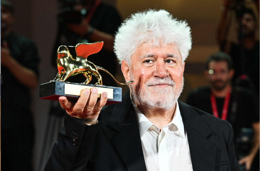 Venezia 81: tutti i premi, a cominciare dal Leone d’oro a Pedro Almodovar