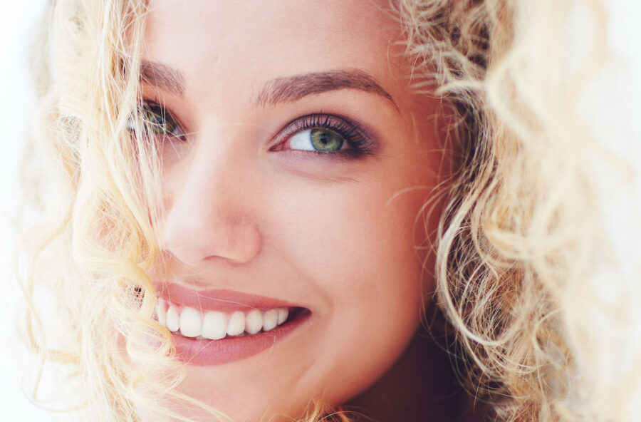 Sorriso: anche lo smog lo rovina. Scopri le regole per difenderlo