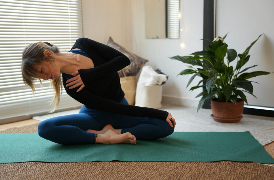 Yoga: prova la torsione che rende il respiro più ampio (e regala calma e tranquillità)