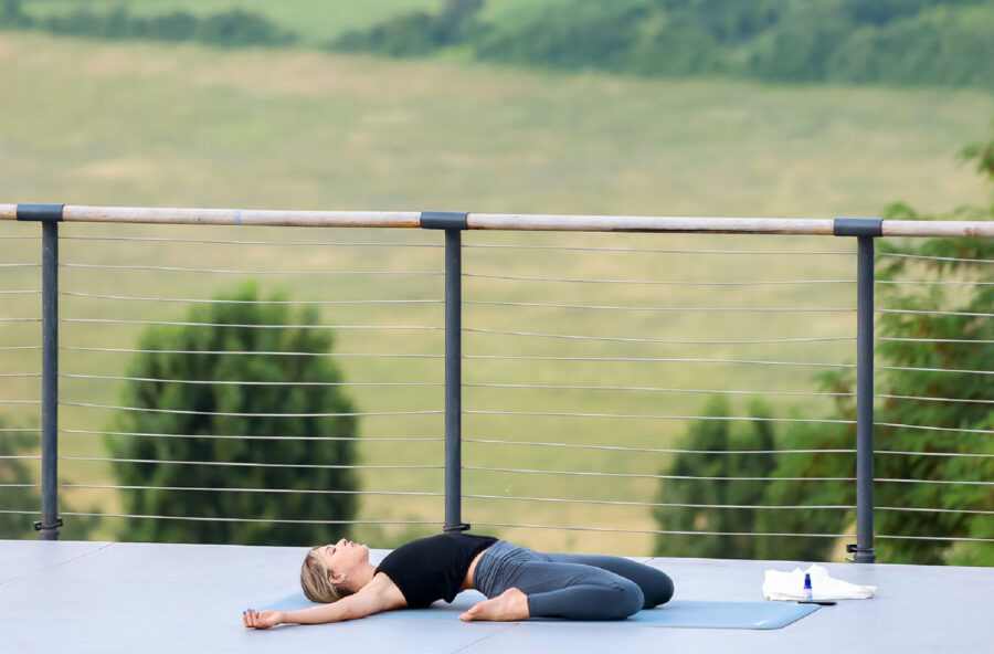 Yoga: fai l’eroe sdraiato per migliorare la circolazione