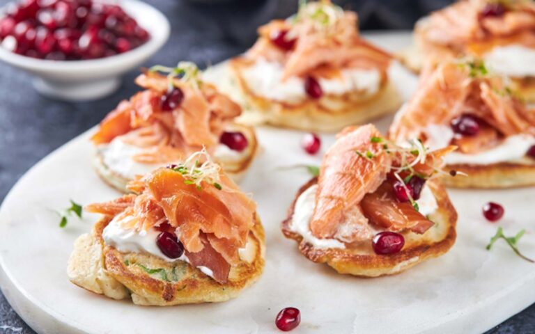 Giornata del divano con blinis di verdure e salmone Giornata del divano con blinis di verdure e salmone