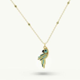 Tropicale: collana Rio in argento 925 placcata oro, con ciondolo piccolo e coloratissimo a forma di pappagallo  (Amabile Jewels – euro 74,90 - amabile jewels.it).