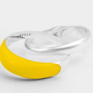 Design: versatile e originale l’anello Etch Duo giallo, realizzato con materiali di alta qualità (Réveli- 249 euro- reveli.it).