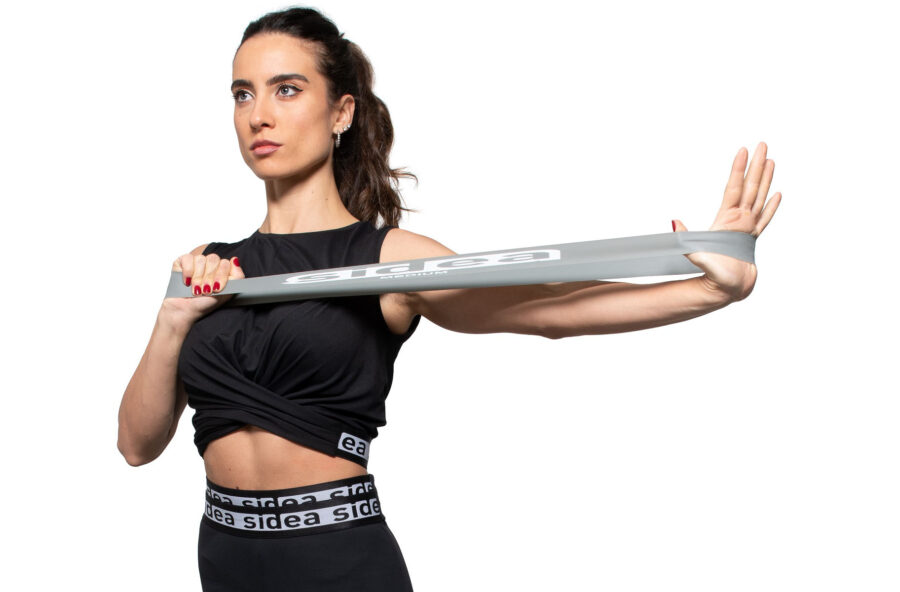 Braccia e spalle: tonificale con l’elastico anulare. Così migliori portamento e postura