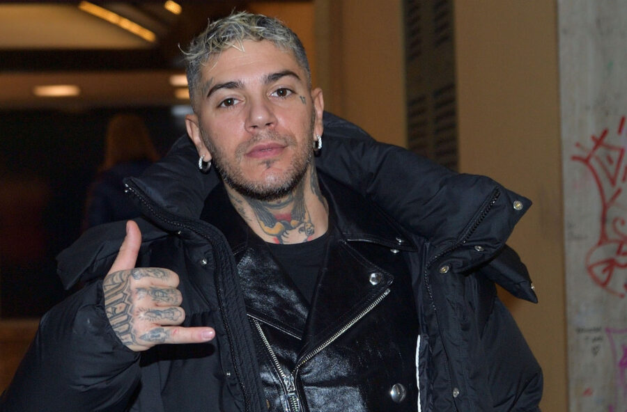 Aspettando Sanremo 2025: duetti, co-conduzioni, primi ospiti. E il ritiro di Emis Killa