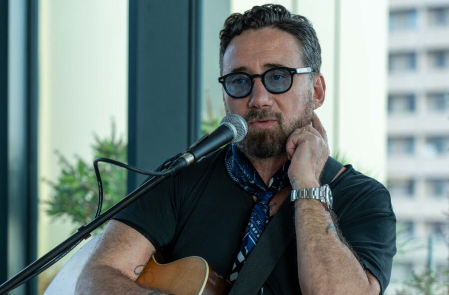 Tiromancino: La descrizione di un attimo compie 25 anni, tra festeggiamenti e riflessioni Tiromancino: La descrizione di un attimo compie 25 anni, tra festeggiamenti e riflessioni