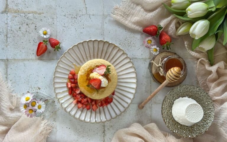 PANCAKE CON FRAGOLE E MIELE PANCAKE CON FRAGOLE E MIELE