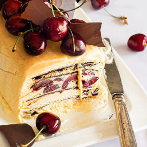 Semifreddo alla vaniglia con ciliegie