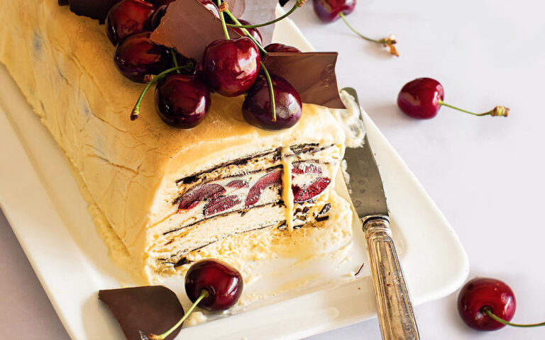 Semifreddo alla vaniglia e ciliegie della Val Venosta Semifreddo alla vaniglia e ciliegie della Val Venosta