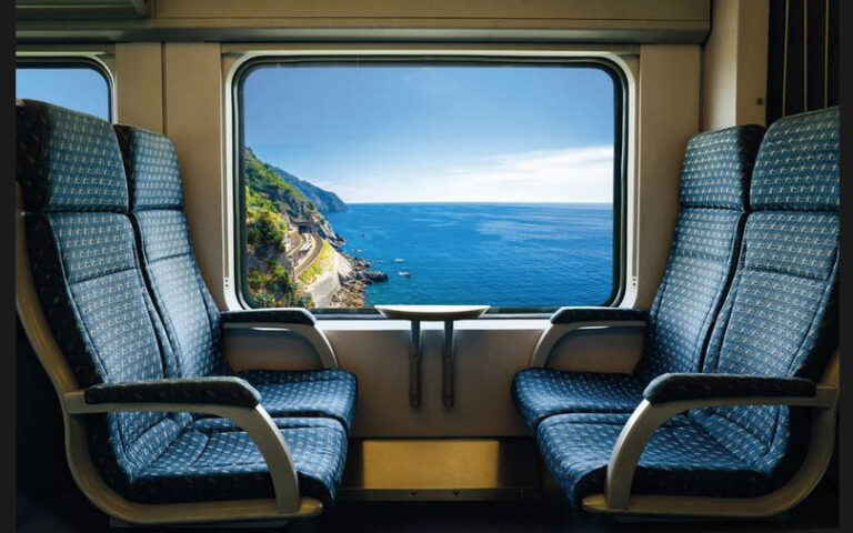 Stazioni balneari Liguria di Roberto Carvelli (Ediciclo) Stazioni balneari Liguria di Roberto Carvelli (Ediciclo)