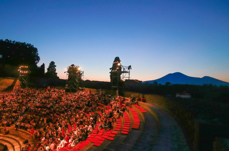 Teatro en plein air estivo: il trionfo dei parchi archeologici e dei siti classici