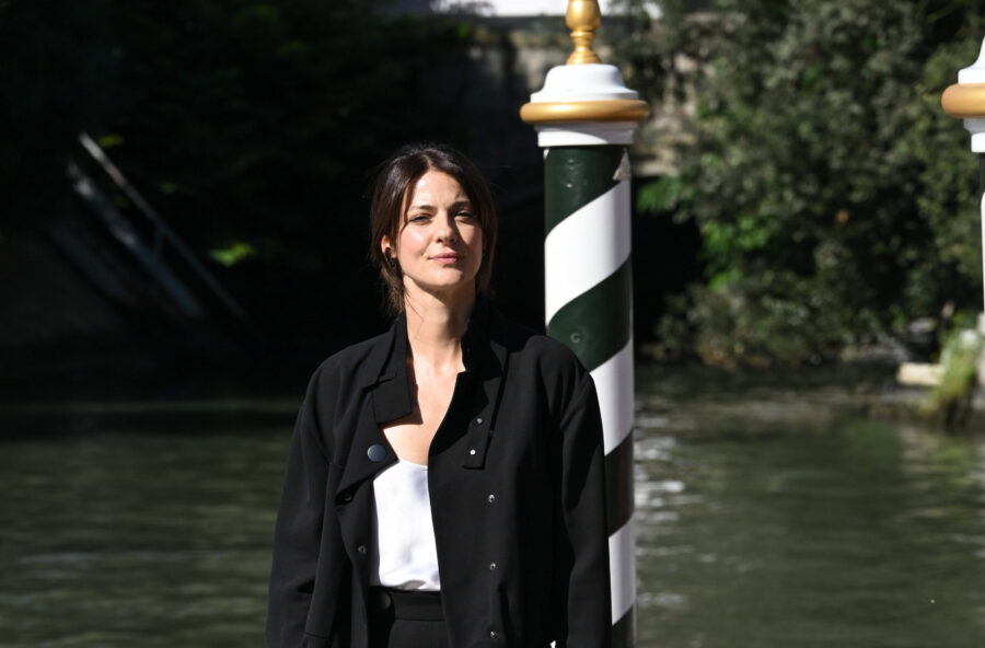 Venezia 82: Barbara Ronchi è Elisa, la protagonista inquieta del film di Leonardo Di Costanzo Venezia 82: Barbara Ronchi è Elisa, la protagonista inquieta del film di Leonardo Di Costanzo