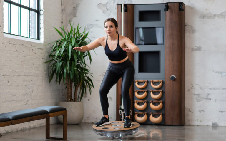 Total body workout su un attrezzo oscillante Total body workout su un attrezzo oscillante