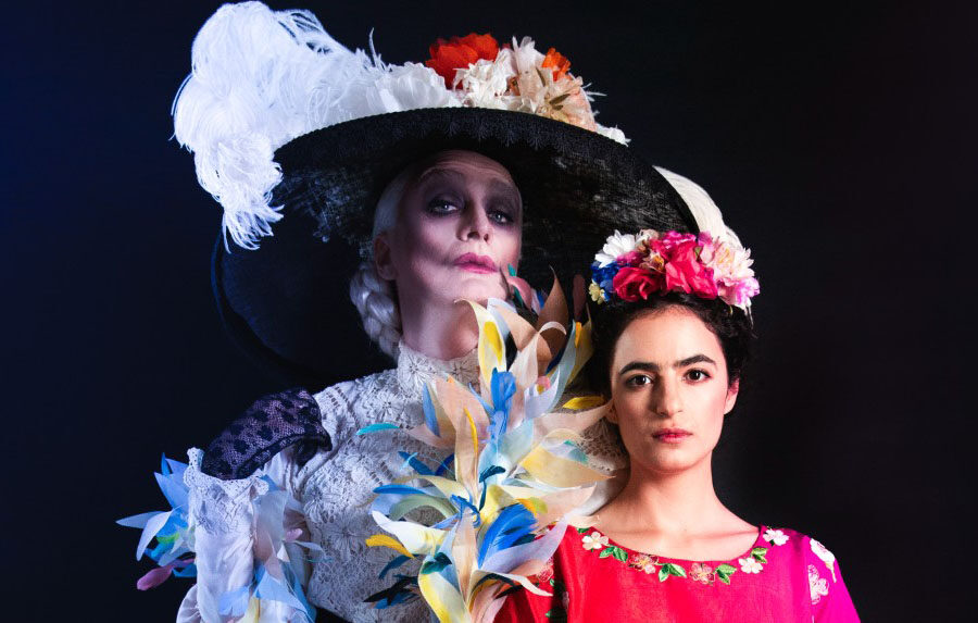 Frida Opera Musical: Drusilla Foer guida il racconto nel ruolo de La Catrina Frida Opera Musical: Drusilla Foer guida il racconto nel ruolo de La Catrina