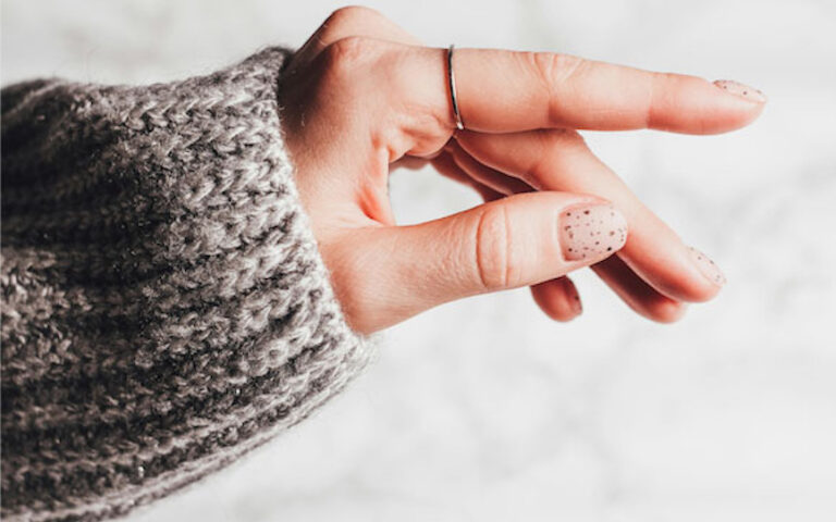 Nail art rosa con glitter