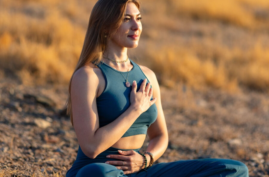 Yoga per tornare serene. Lo confermano tradizione e neuroscienze