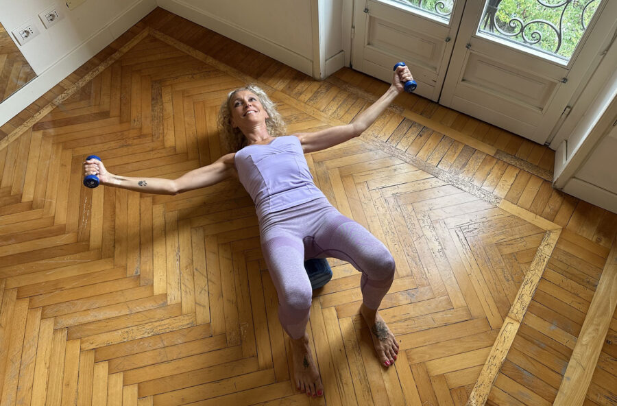 Pilates: tonifica l’upper body con il Foam roller e i pesetti