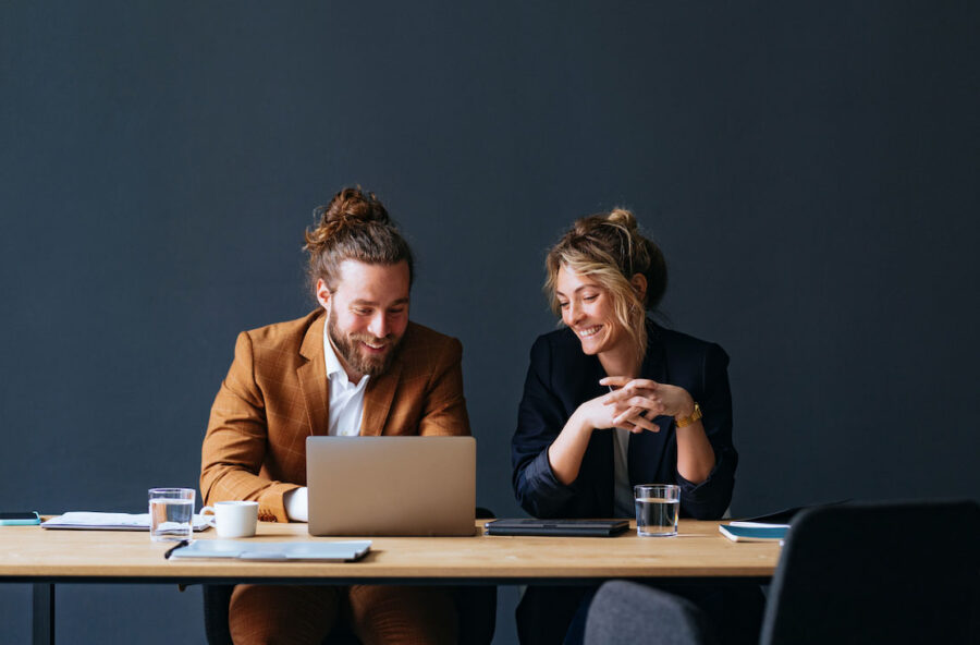 Storie sentimentali tra colleghi: le donne sono più caute