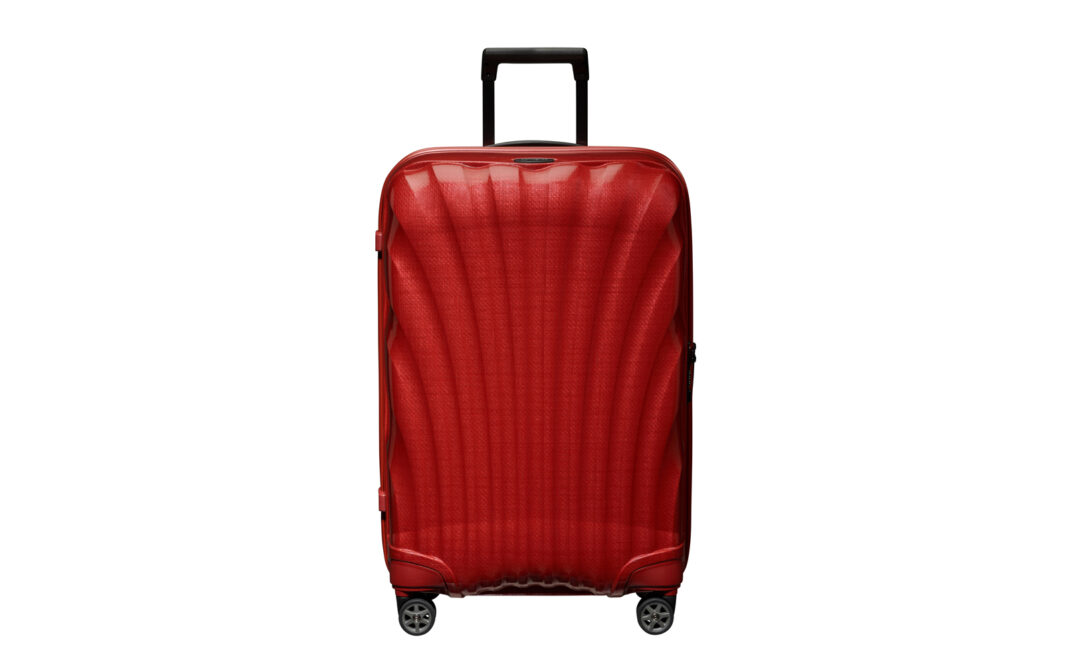 Estremanente-leggera-la-valigia-C-LITE-nel-colore-CHILI-RED,-ideale-per-la-vaiggiatrice-che-non-vuole-rinunciare-al-comfort.--Samsonite---479-euro-samsonite.it--