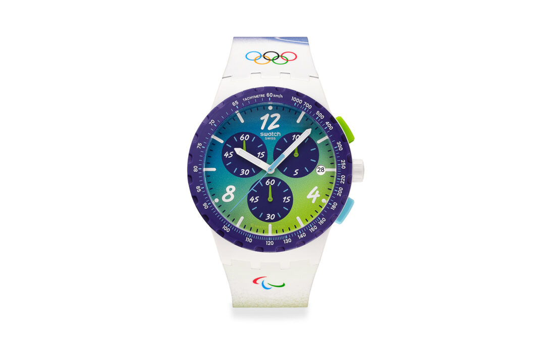 Swatch Olympic Games Milano Cortina 2026 &egrave; un cronografo in pvc e silicone con quadrante sfumato blu e verde (swatch.com, 130 euro).