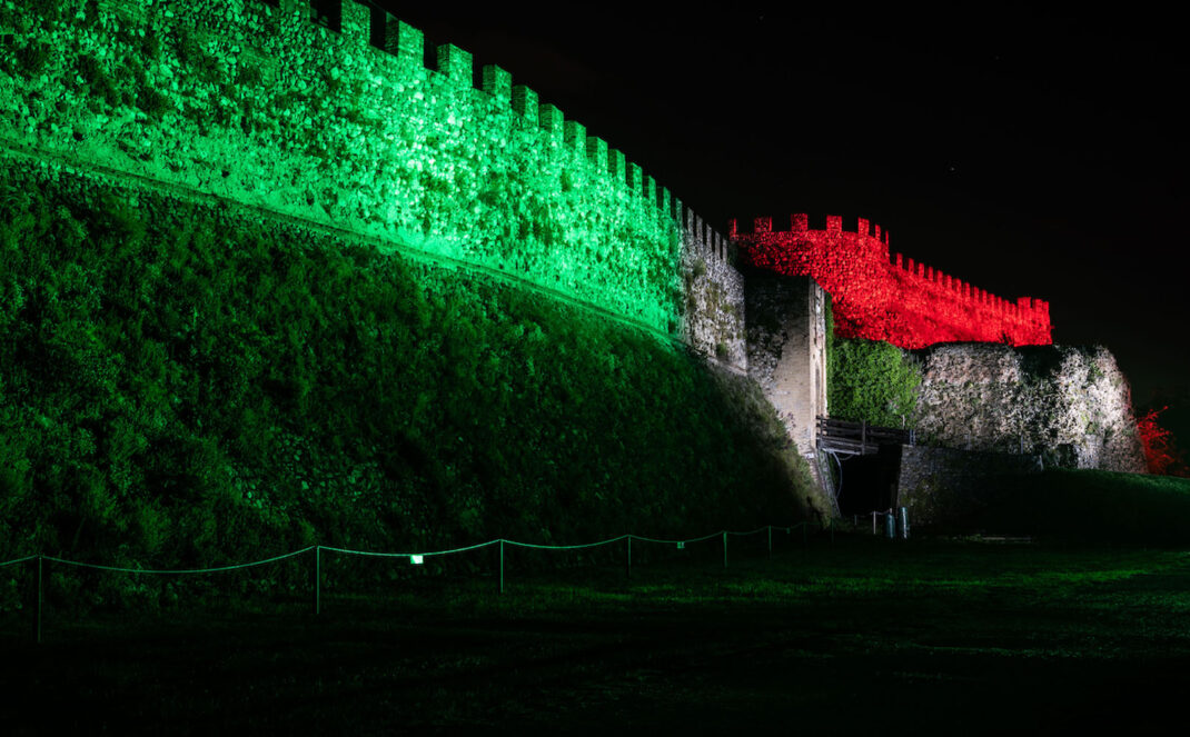 Le mura della Rocca illuminate