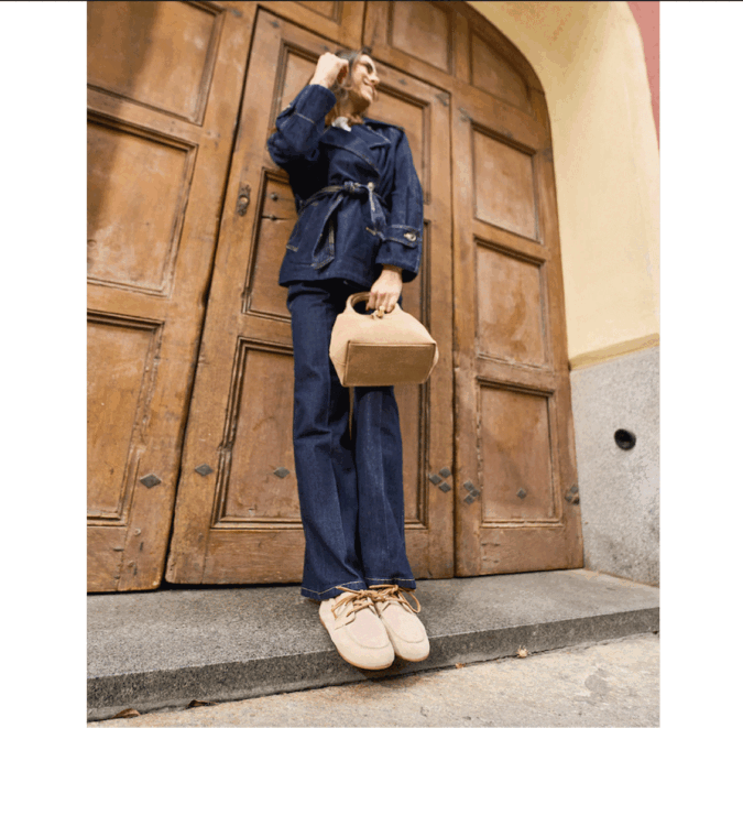 Mocassino barca in pelle scamosciata con lacci, dalla silhouette arrotondata e suola piatta. Perfetto per un look in stile preppy-chic.