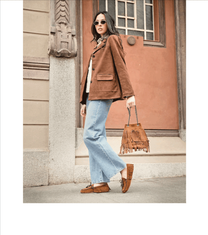 Mocassino basso in camoscio cognac con frange. Richiama l'estetica boho-western, abbinato perfettamente alla borsa con frange coordinata.