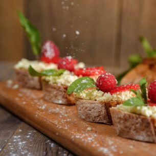 Bruschette con fragole e ricotta