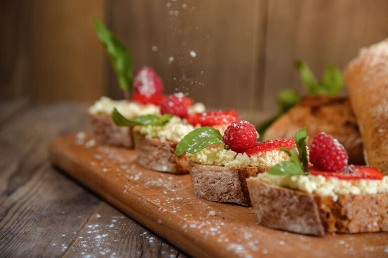 bruschetta con fragole e ricotta