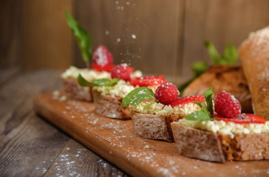 Bruschette con fragole e ricotta