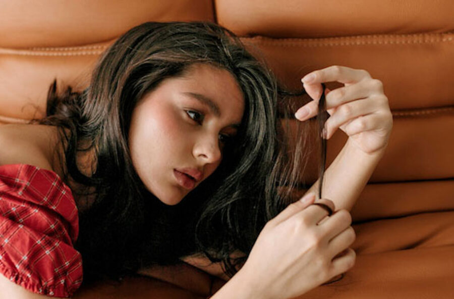 Endometriosi: fa male anche alla pelle e ai capelli