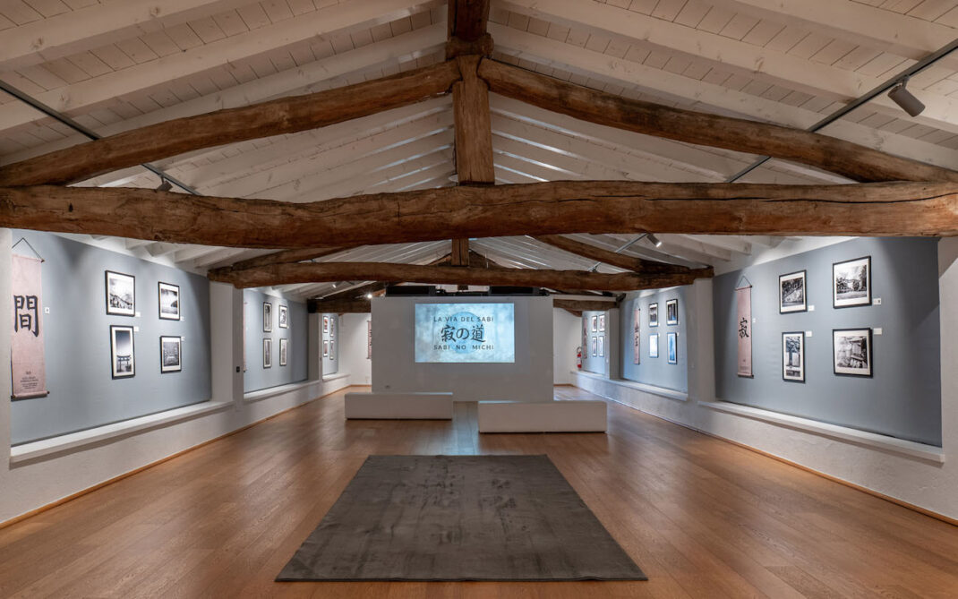 La mostra La Via del Sabi &ndash; 寂の道 &ndash; Sabi No Michi nella Sala del Capitano