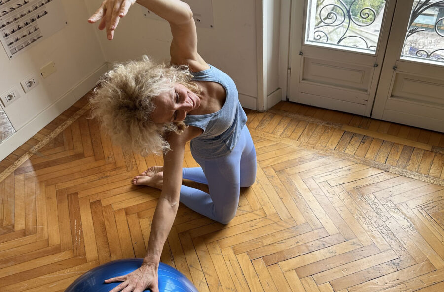 Pilates: fai la Sirenetta (con la Fitball) per migliorare tono e flessibilit&agrave;