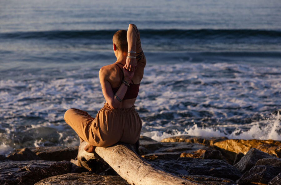 Yoga: prova l&rsquo;asana che mobilizza spalle e torace e libera il respiro