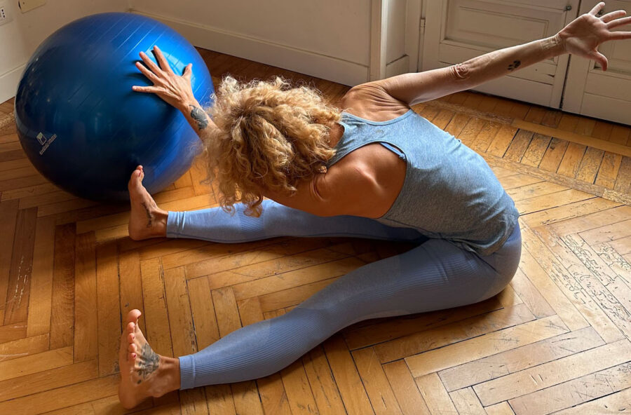 Pilates: mobilizza la schiena e definisci il punto vita sulla Fitball