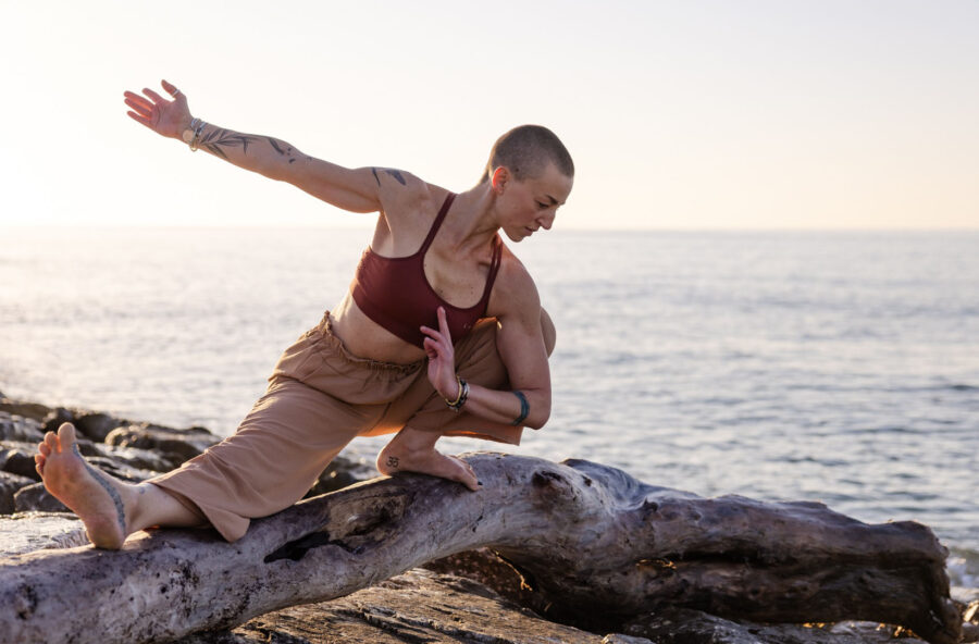 Yoga: gambe forti e sicure con il Guerriero radicato