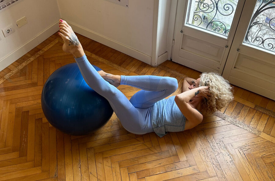 Pilates: allena gambe, glutei e addominali sulla Fitball
