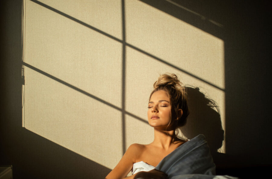 Copia il look: messy bun, l&rsquo;acconciatura easy & chic per l&rsquo;estate
