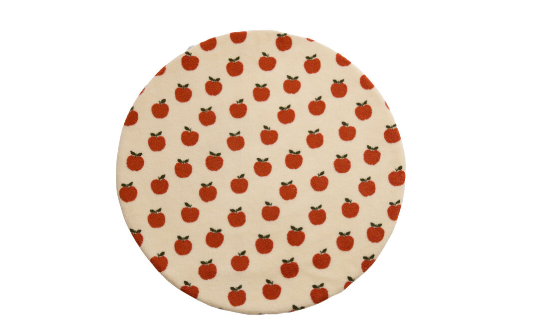 Completamente-sfoderabile-e-lavabile,-il-tappeto-rotondo--con-pattern-di-mele.-Nabè-189-euro-nabecreation.com- Frutta di stagione... da indossare