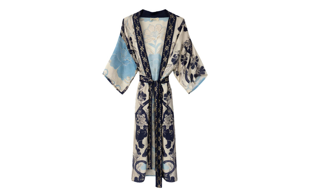 Kimono-in-fantasia-nero,-azzurro-e-tocchi-di-beige.-Pahiesa--Formentera-pahiesa.com Moda: estate in equilibrio