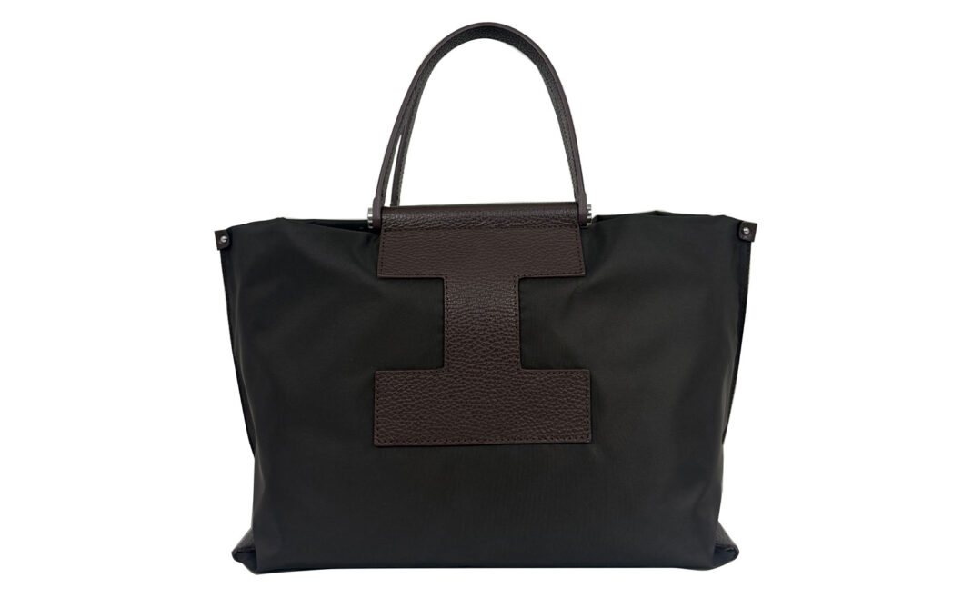 Maxi--tote-bag--in-nylon-nera-arricchita--da-profili-in-pelle-.Iacucci-iacucci-.com.it-- Moda: estate in equilibrio