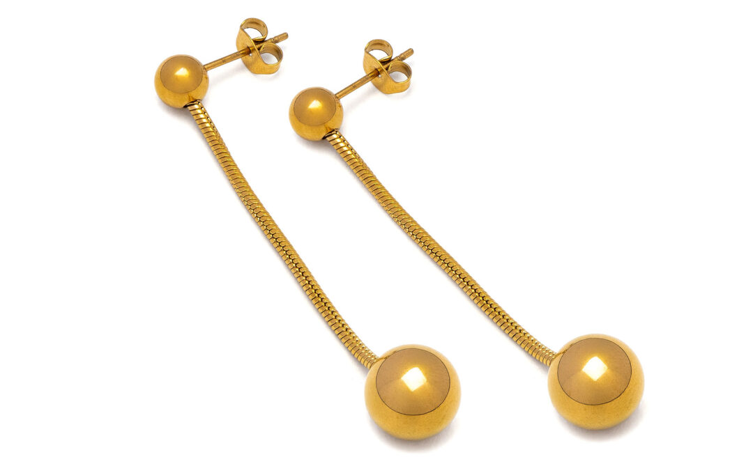 Orecchini-pendenti-con-doppia-sfera-e-catenella-a-serpente.-VESTOPAZZO---vestopazzo.it Moda: estate in equilibrio