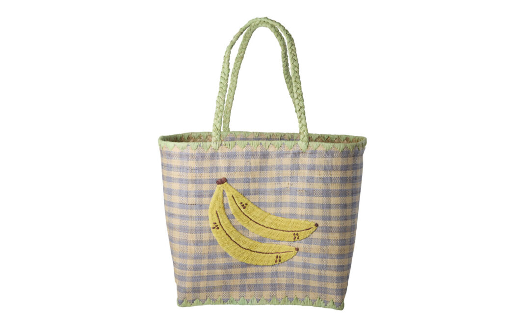 Realizzata-artiginalmente-in-Madagascar-,la-borsa-in-rafia-intrecciata-con-motivo-a-quadretti-blu-e-banane.Rice-56,95-la-borsa-grande-.ricebyrice.com Frutta di stagione... da indossare