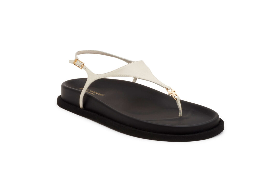 Sandalo-infradito-bianco,-con-tomaia-in-pelle-nera-.Mario-Valentino-mariovalentino.com- Moda: estate in equilibrio