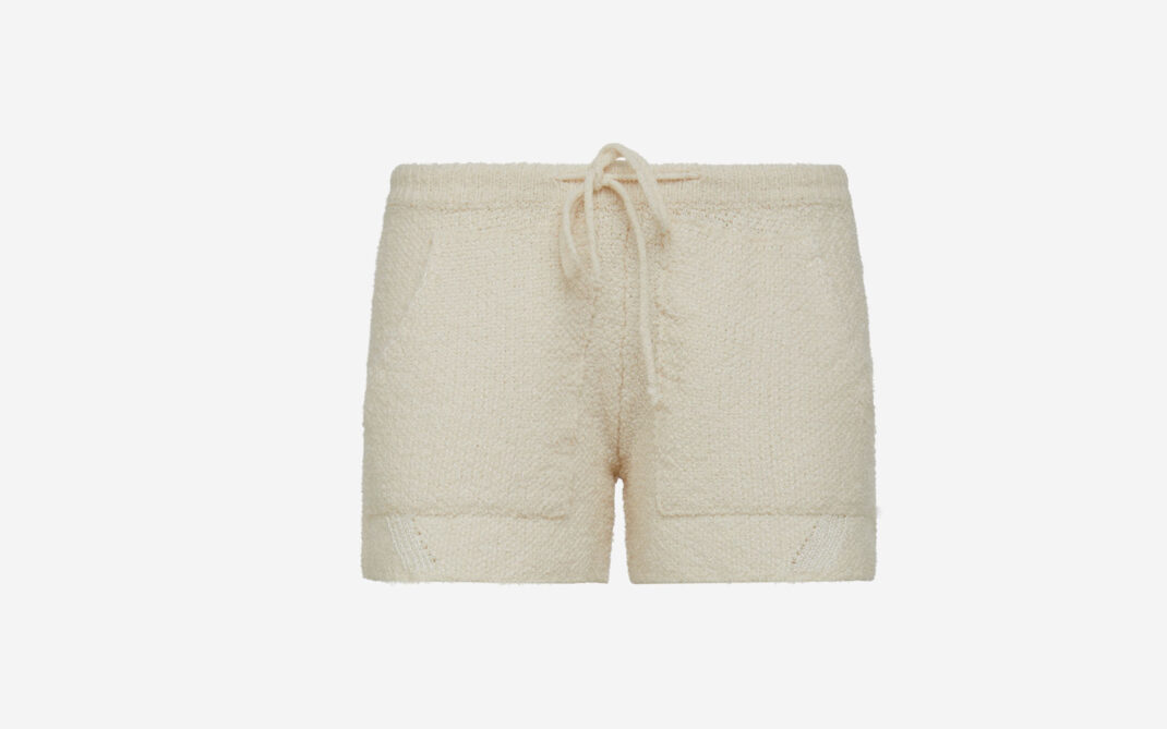 Shorts-con-lavorazione-a-nido-d'ape-in-cotone-e--lino-beige-e--coulisse-in-vita.-Daniele-Fiesoli--danielfiesoli.com- Moda: estate in equilibrio