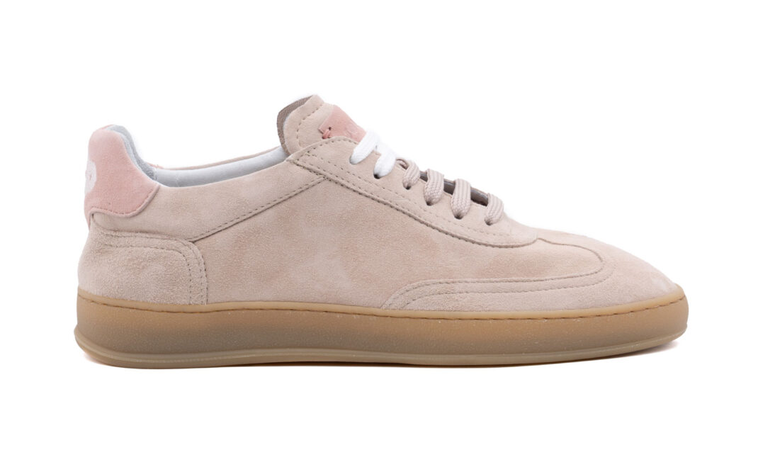 Sneakers-in-suede-rosa-e-suola-in-gomma-.SOLDINI80-soldini80.com Moda: estate in equilibrio