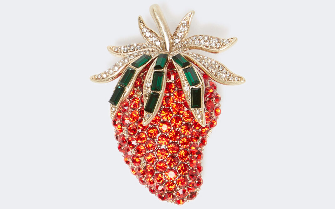 Spilla-a-forma-di-fragola-,-impreziosita-da-strass-rossi-e-dettagli-in-vetro-verde.Weekend-Max-Mara--69-euro-weekendmaxmara.it Frutta di stagione... da indossare