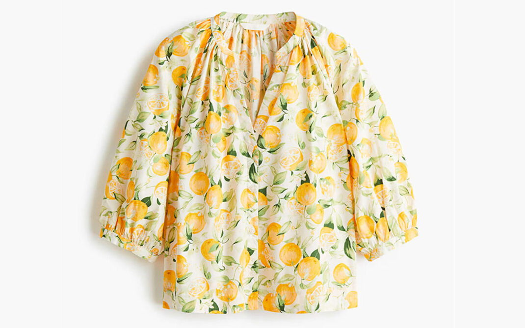 Stampa-di-limoni-per-la-camicetta-in-popeline-di-cotone.H&M--17,99-euro-h&m.com Frutta di stagione... da indossare
