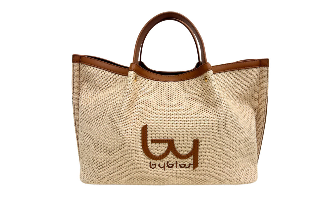 Tote-in-rafia-ecrù-con-manici-e-bordi-in-pelle-cognac.By-Byblos-by-byblosofficial.it- Moda: estate in equilibrio