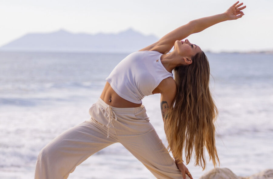 Yoga: fai il Guerriero inverso per calmare la mente